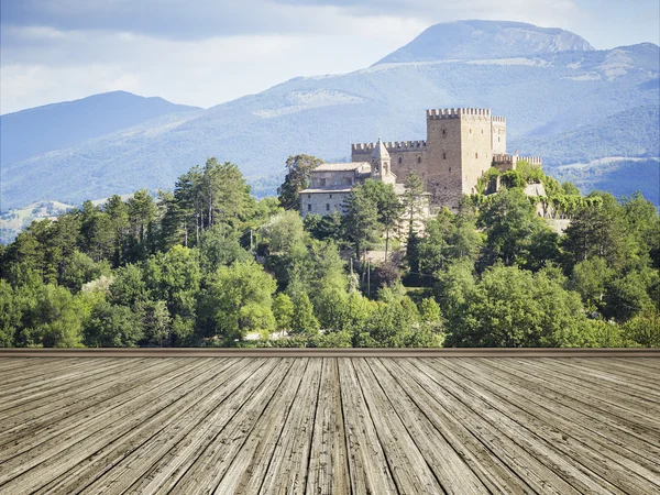 Schloss auf dem Hügel in Italien — Stockfoto