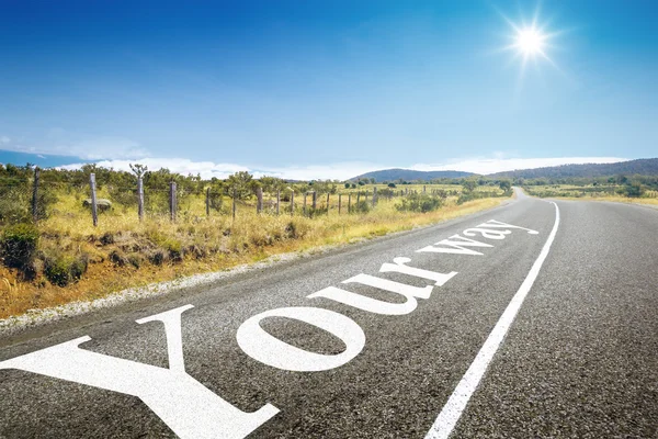 Route asphaltée avec les mots écrits — Photo