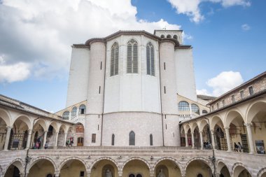 Assisi'da kasaba kilise