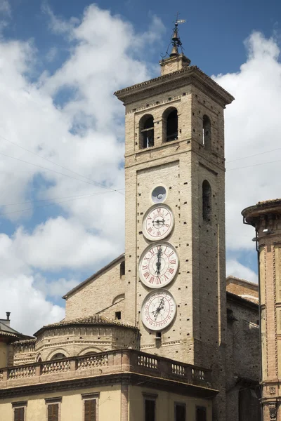 Relógios na torre da igreja em Tolentino — Fotografia de Stock