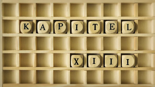 Kapitel tretton skriven i tyska scrabble — Stockfoto