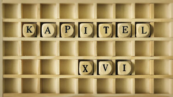 Kapitola šestnáctá napsaný v německý scrabble — Stock fotografie