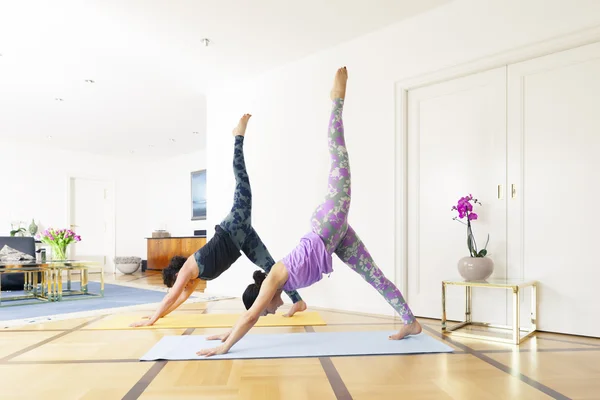 Vrouwen thuis yoga doen — Stockfoto