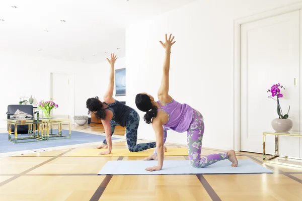Evde yoga yapıyor kadın — Stok fotoğraf