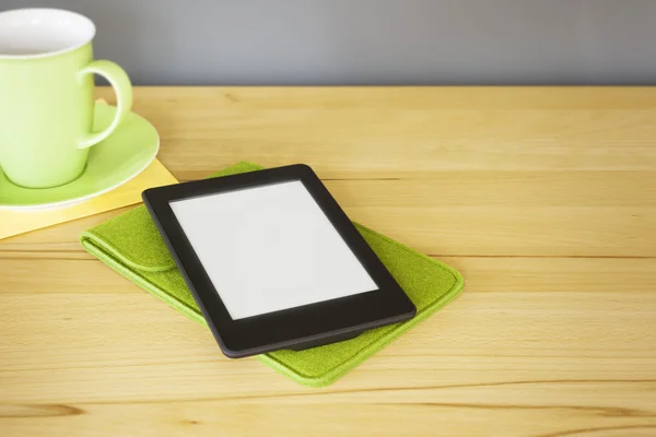 Lecteur ebook sur table en bois — Photo