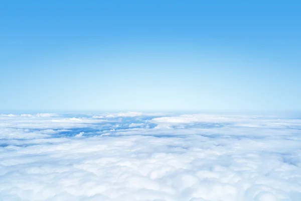 Vuelo sobre las nubes —  Fotos de Stock