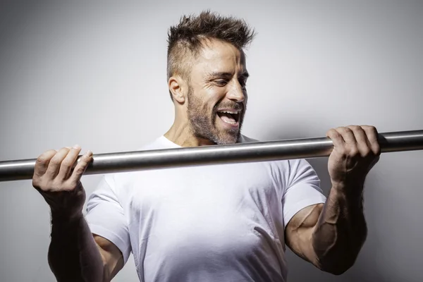 Bodybuilding bebaarde man — Stockfoto