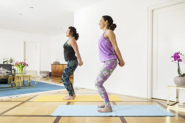 Women doing yoga at home — Stock Photo, Image