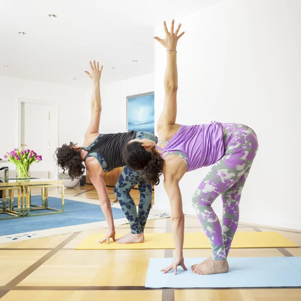 Ženy dělají jógu doma — Stock fotografie