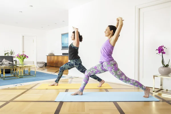 Vrouwen thuis yoga doen — Stockfoto