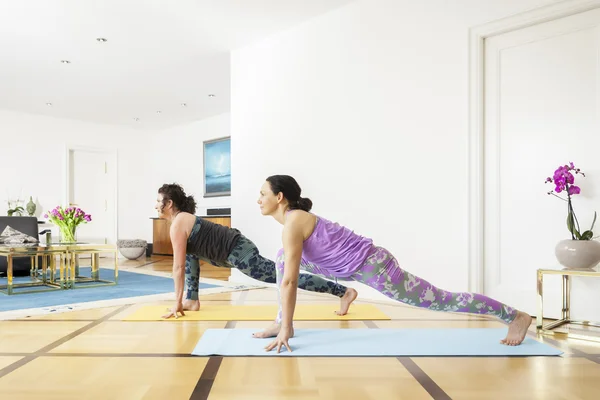 Vrouwen thuis yoga doen — Stockfoto