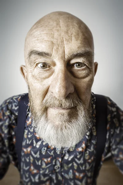 Velho homem largo ângulo retrato — Fotografia de Stock