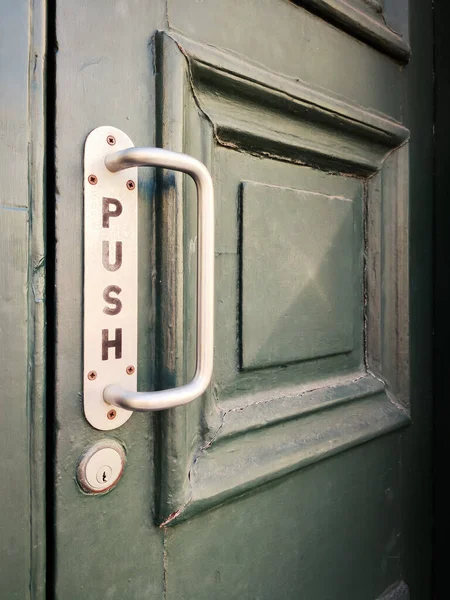 Immagine Una Vecchia Porta Con Maniglia Della Porta Spinta Iscrizione — Foto Stock