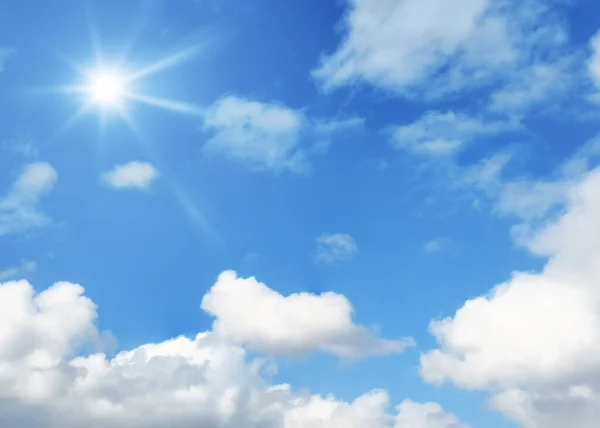 太陽と雲の背景を持つ典型的な青い空のイメージ — ストック写真