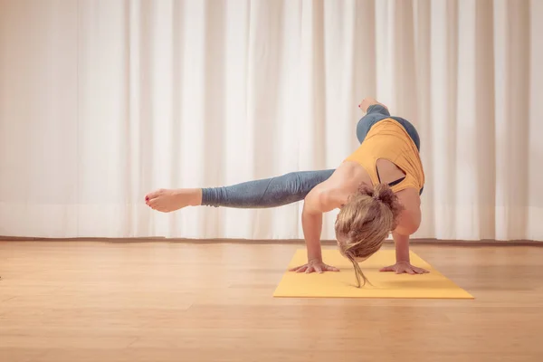 Immagine Due Donne Che Fanno Yoga Casa — Foto Stock