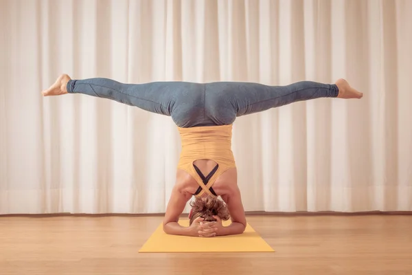 Immagine Due Donne Che Fanno Yoga Casa — Foto Stock