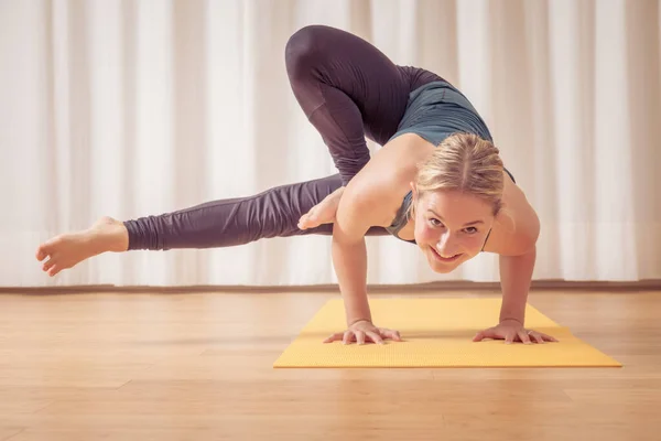 Evde Yoga Yapan Iki Kadının Görüntüsü — Stok fotoğraf