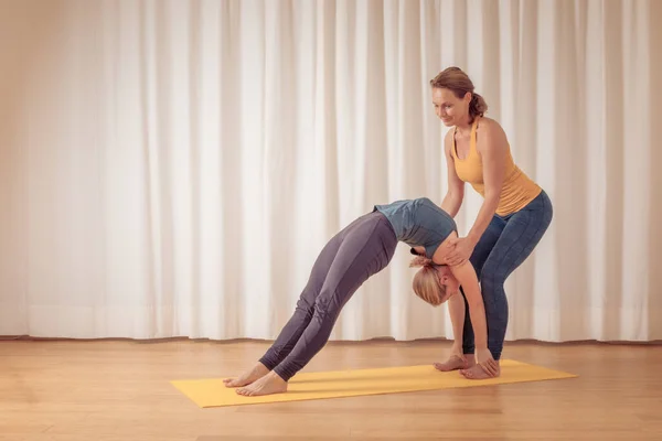 Bild Två Kvinnor Som Gör Yoga Hemma — Stockfoto