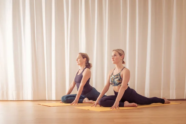 Een Afbeelding Van Twee Vrouwen Die Thuis Yoga Doen — Stockfoto