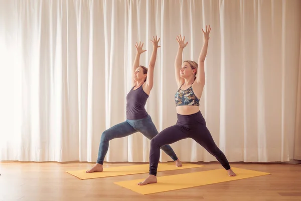 Ein Bild Von Zwei Frauen Die Hause Yoga Machen — Stockfoto