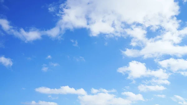 Uma Imagem Céu Azul Nuvens Brancas Sol Fundo — Fotografia de Stock