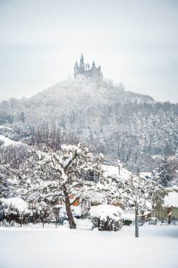 Karlı kış aylarında Almanya 'daki Hohenzollern Şatosu.