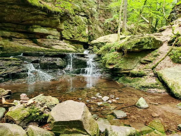Uma Imagem Uma Pequena Cachoeira Sul Floresta Negra Alemanha — Fotografia de Stock