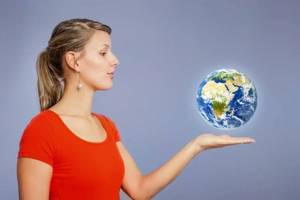 Une Image Une Jolie Jeune Femme Regardant Planète Terre Dessus — Photo