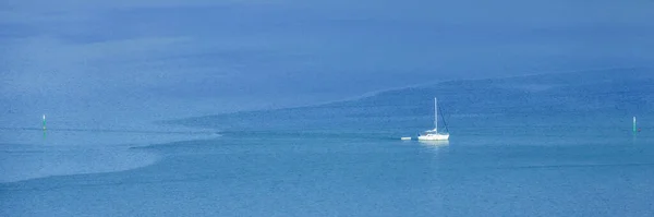 Een Afbeelding Van Een Witte Boot Blauwe Zee — Stockfoto