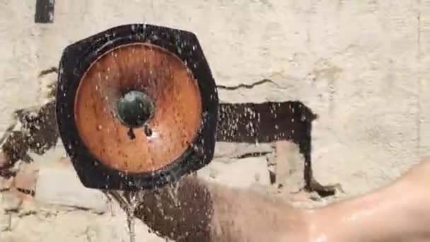 Tenant Haut Parleur Sous Une Douche — Video