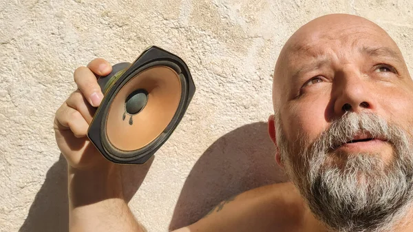 Uma Imagem Homem Careca Barbudo Segurando Alto Falante — Fotografia de Stock