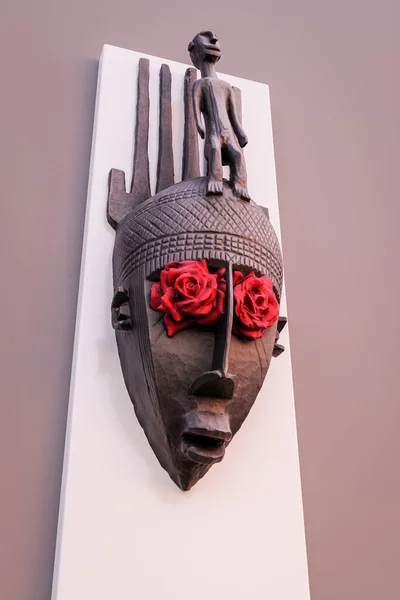 Afrikaans Houten Masker Met Rode Rozen Art Illustratie — Stockfoto