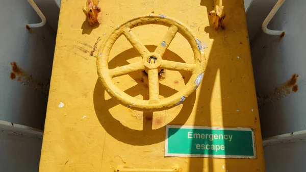 Uma Imagem Uma Porta Emergência Amarela Navio — Fotografia de Stock