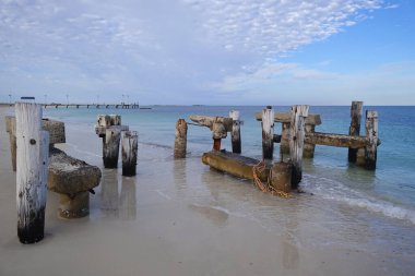 Ahşap bir iskeleden bazı kalıntıların görüntüsü.