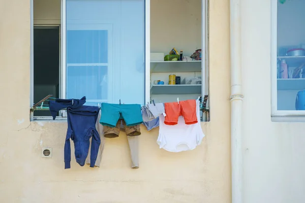 Das Bild Eines Fensters Mit Wäsche Auf Der Linie — Stockfoto