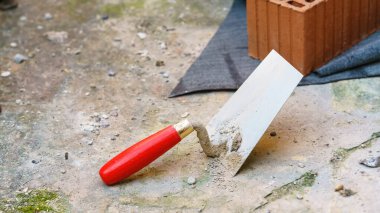 Açık havada kırmızı kabzalı kullanılmış bir malanın görüntüsü.