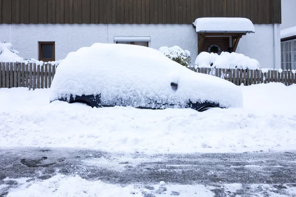 Car covered in snow — Stock Photo, Image