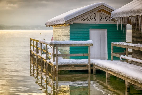 冬の湖の小屋 — ストック写真