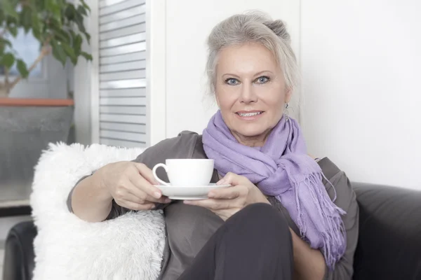 Woman with a cup of coffee — Stock Photo, Image