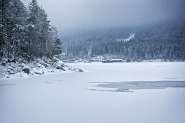 Kış, karlı Eibsee