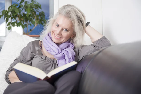 Beautiful woman reading a book — Stock Photo, Image