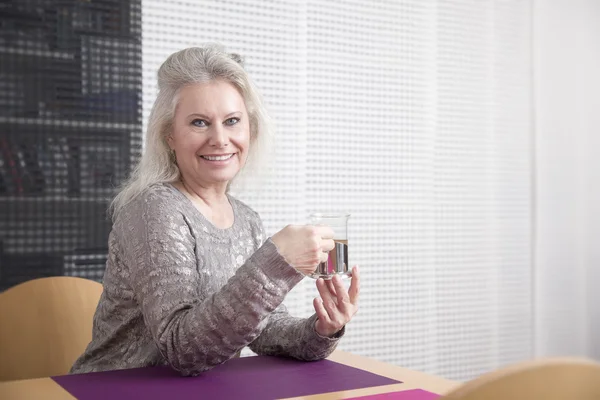 Woman and tea — Stock Photo, Image