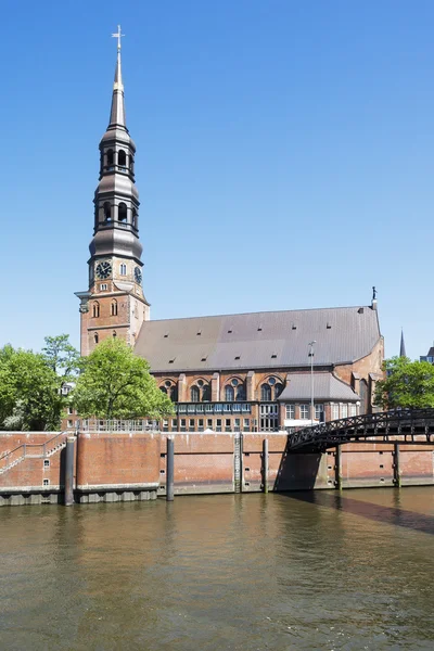 St. Catherine Kirche am Ufer des Flusses — Stockfoto