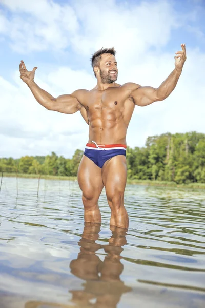 Muskulös man i sjön — Stockfoto