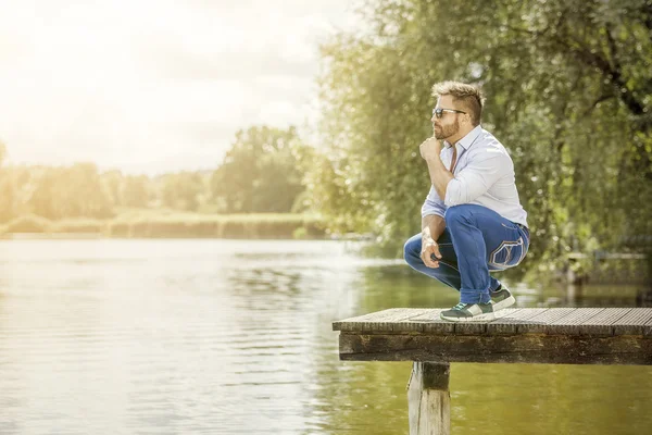 Vousatý mladý muž v sluneční brýle — Stock fotografie