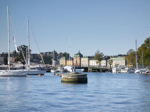 Porto em Estocolmo com barcos — Fotografia de Stock
