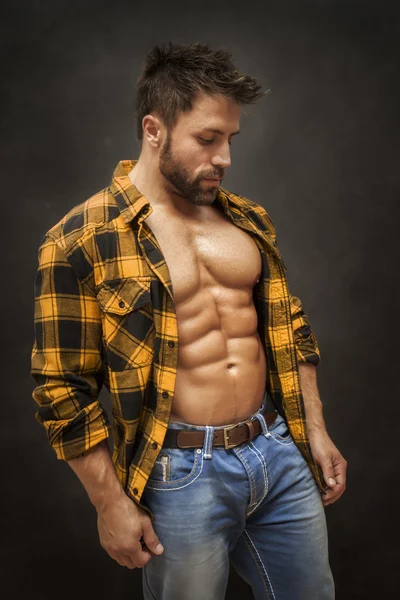 Guapo joven musculoso hombre — Foto de Stock