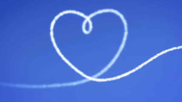 Cuore in cielo azzurro cielo — Foto Stock