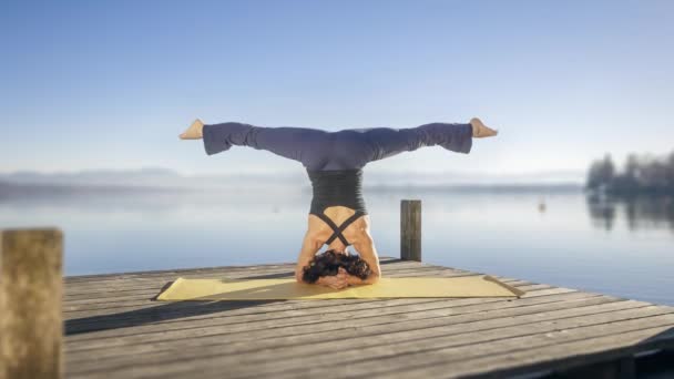 Mujer haciendo ejercicios de yoga — Vídeo de stock