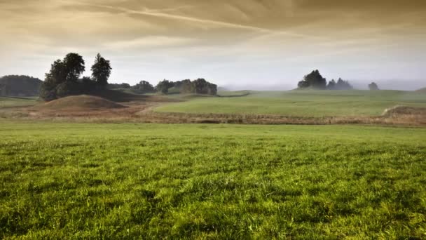 Hermoso paisaje con niebla — Vídeo de stock